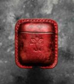 Husă AirPods 2 roșu metalizat deschisă, interior piele naturală, logo embossat, cusătură roșie manuală, canturi vopsite