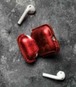 Husă AirPods 2 roșu metalizat, detaliu logo embossat, cusătură roșie manuală, canturi vopsite manual, piele naturală