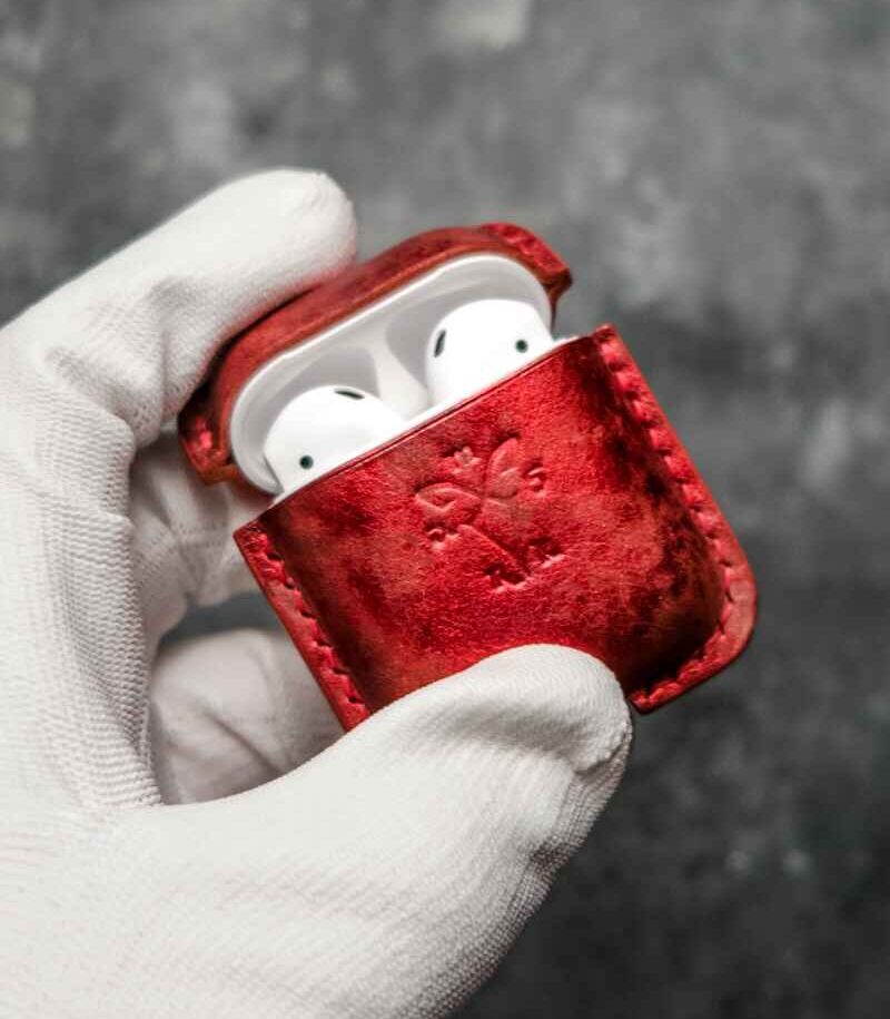 Husă AirPods 2 roșu metalizat artizanal handmade, logo embossat, cusătură roșie saddle stitch, canturi vopsite, fabricat în România