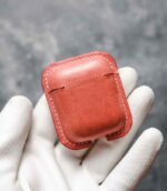 Husă AirPods 2 roz deschisă, interior piele naturală, logo embossat, cusătură roz manuală, canturi vopsite