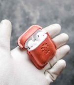 Husă AirPods 2 roz, detaliu cusătură manuală roz saddle stitch, logo embossat, canturi vopsite manual, piele naturală