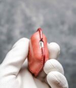 Husă AirPods 2 roz, detaliu logo embossat, cusătură roz manuală, canturi vopsite manual, piele naturală tăbăcită vegetal