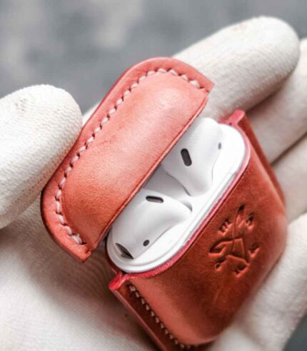 Husă AirPods 2 roz artizanal handmade, logo embossat, cusătură roz saddle stitch, canturi vopsite, fabricat în România