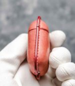 Husă AirPods 2 roz vedere laterală, profil, cusătură roz saddle stitch, logo embossat, piele naturală, canturi vopsite