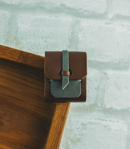 Husă AirPods 2 Backpack Style maro/gri din piele naturală tăbăcită vegetal, design minimalist, realizată manual, handmade România