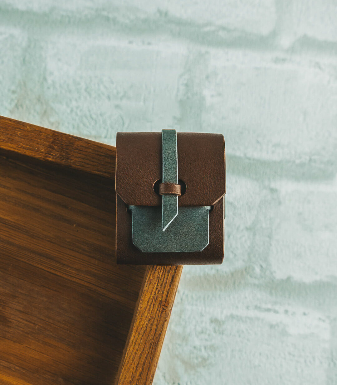 Husă AirPods 2 Backpack Style maro/gri din piele naturală tăbăcită vegetal, design minimalist, realizată manual, handmade România