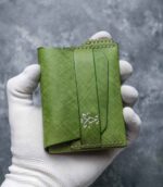 Portofel minimalist Valkyrie verde deschis din piele naturală tăbăcită vegetal, ață gri saddle stitch, logo silver embossat