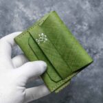 Portofel minimalist Valkyrie verde deschis la unghi diagonal, piele naturală premium, ață gri, logo silver embossat vizibil