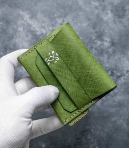 Portofel minimalist Valkyrie verde deschis la unghi diagonal, piele naturală premium, ață gri, logo silver embossat vizibil