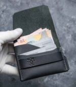 Portofel minimalist Valkyrie negru Black Edition, cadou elegant pentru bărbat, logo embossat, ață neagră, piele naturală premium