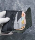 Portofel minimalist Valkyrie negru Black Edition design total black, ață neagră saddle stitch, logo embossat, piele naturală