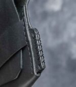 Portofel minimalist Valkyrie negru Black Edition, detaliu cusătură neagră saddle stitch manuală, logo embossat, piele naturală