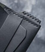 Portofel minimalist Valkyrie negru Black Edition, detaliu logo embossat, ață neagră saddle stitch, piele naturală tăbăcită vegetal