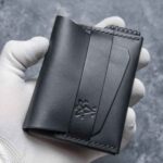 Portofel minimalist Valkyrie negru Black Edition din piele naturală, față, logo embossat, ață neagră saddle stitch, handmade România