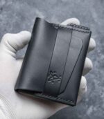 Portofel minimalist Valkyrie negru Black Edition din piele naturală, față, logo embossat, ață neagră saddle stitch, handmade România