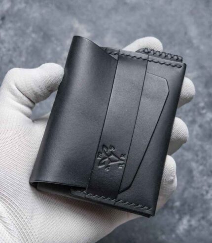 Portofel minimalist Valkyrie negru Black Edition din piele naturală, față, logo embossat, ață neagră saddle stitch, handmade România