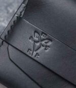 Portofel minimalist Valkyrie negru Black Edition vedere laterală, profil slim, cusătură neagră saddle stitch, piele naturală
