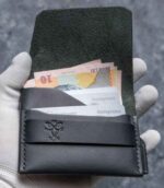 Portofel minimalist Valkyrie negru Black Edition, textură piele naturală vizibilă, ață neagră saddle stitch, logo embossat