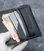 Portofel minimalist Valkyrie negru Black Edition vedere spate, buzunar buletin, piele naturală, ață neagră saddle stitch