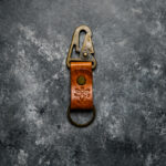 breloc piele maro natural