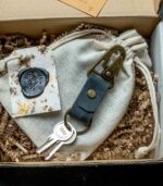 Ambalaj cadou breloc piele cu carabină navy, cutie carton cu săculeț și hârtie zig-zag, sigiliu ceară marksatelier