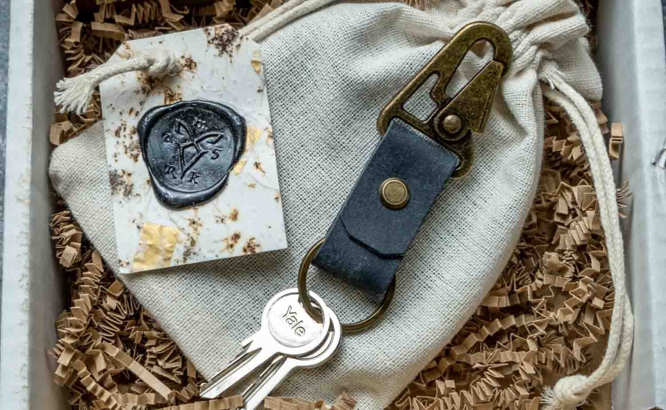 Breloc piele cu carabină navy în ambalaj complet - cutie carton, săculeț textil și sigiliu ceară, gata de oferit