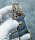 Detaliu șurub chicago breloc piele cu carabină albastru navy, prindere mecanică permanentă, hardware gold antichizat