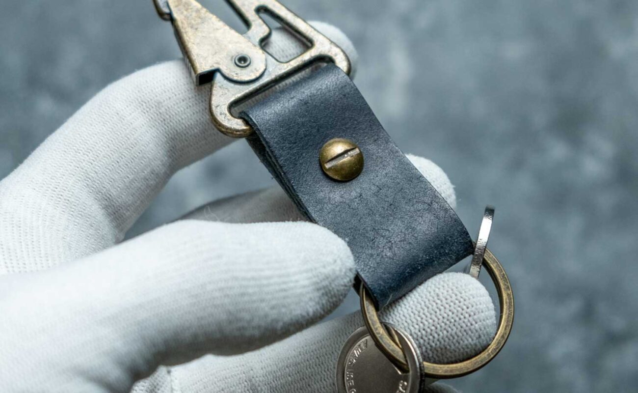 Breloc din piele naturală navy personalizat cu inițiale emposate la cald, detaliu relief, optiune cadou marksatelier