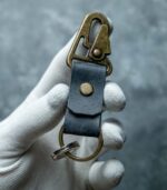 Breloc piele cu carabină albastru navy, vedere frontală, piele naturală full-grain tăbăcită vegetal, hardware gold antichizat