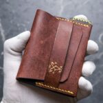 Portofel minimalist maro chocolate artizanal, piele naturală tăbăcită vegetal, logo gold embossat, ață galbenă, made in România