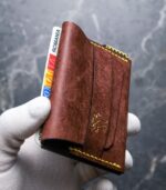 Portofel minimalist maro chocolate vedere spate, buzunar buletin, piele naturală, ață galbenă saddle stitch manuală