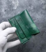 Portofel minimalist Valkyrie verde emerald, cadou elegant, logo embossat, ață neagră saddle stitch, piele naturală premium