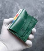 Portofel minimalist Valkyrie verde emerald design compact minimalist, ață neagră saddle stitch, logo embossat, piele naturală