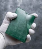 Portofel minimalist Valkyrie verde emerald, detaliu cusătură neagră saddle stitch manuală, logo embossat, piele naturală