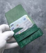 Portofel minimalist Valkyrie verde emerald din piele naturală, față, logo embossat, ață neagră saddle stitch, handmade România