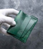 Portofel minimalist Valkyrie verde emerald artizanal handmade, piele naturală, logo embossat, ață neagră, made in România