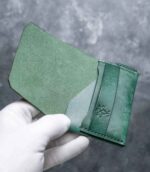 Portofel minimalist Valkyrie verde emerald interior deschis, buzunare carduri și buletin, piele naturală, ață neagră saddle stitch
