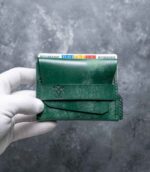 Portofel minimalist Valkyrie verde emerald din piele naturală tăbăcită vegetal, logo embossat, ață neagră, fabricat în România