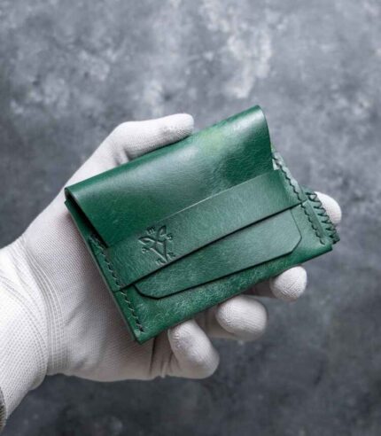 Portofel minimalist Valkyrie verde emerald, textură piele naturală vizibilă, ață neagră saddle stitch, logo embossat
