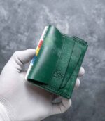 Portofel minimalist Valkyrie verde emerald vedere spate, buzunar buletin, piele naturală, ață neagră saddle stitch manuală