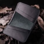 Portofel negru Rune față închis cu logo vizibil, ață neagră, logo embosat, piele naturală, 5 buzunare, personalizabil cu inițiale