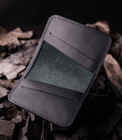 Portofel negru Rune față închis cu logo vizibil, ață neagră, logo embosat, piele naturală, 5 buzunare, personalizabil cu inițiale