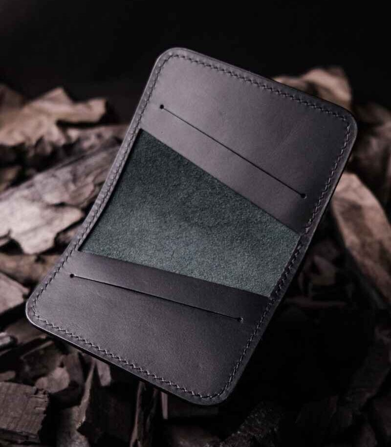 Portofel negru Rune față închis cu logo vizibil, ață neagră, logo embosat, piele naturală, 5 buzunare, personalizabil cu inițiale