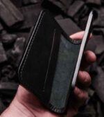 Portofel negru Rune vedere spate exterior, ață neagră, logo embosat, piele naturală, 5 buzunare, personalizabil cu inițiale