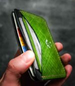 Portcard slim buletin verde deschis, detaliu cusătură saddle stitch manuală, logo embossat, piele naturală premium