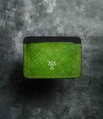 Portcard slim buletin verde deschis din piele naturală tăbăcită vegetal, față, logo embossat, cusătură manuală, handmade România