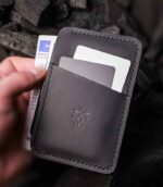 Portcard Talon Auto negru, vedere frontală cu talon auto și carduri introduse în buzunare, logo embosat, cusătură neagră, piele naturală, handmade România