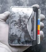 Portcard slim buletin gri metalizat, detaliu cusătură manuală neagră, piele naturală premium, artizanat