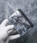 Portcard slim buletin gri metalizat handmade, piele naturală premium, ață neagră, fabricat în România