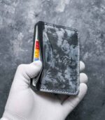 Portcard slim buletin gri metalizat, detaliu logo embossat, piele naturală premium, ață neagră manuală